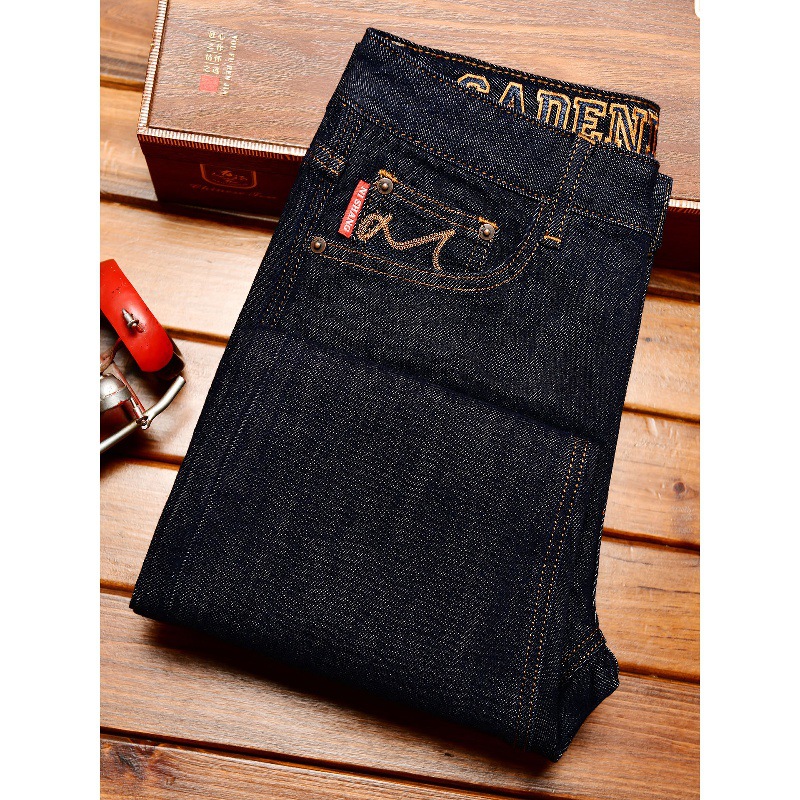 Męskie jeansy w kolorze głębok – Levis Jeans 501 recenzja i cena